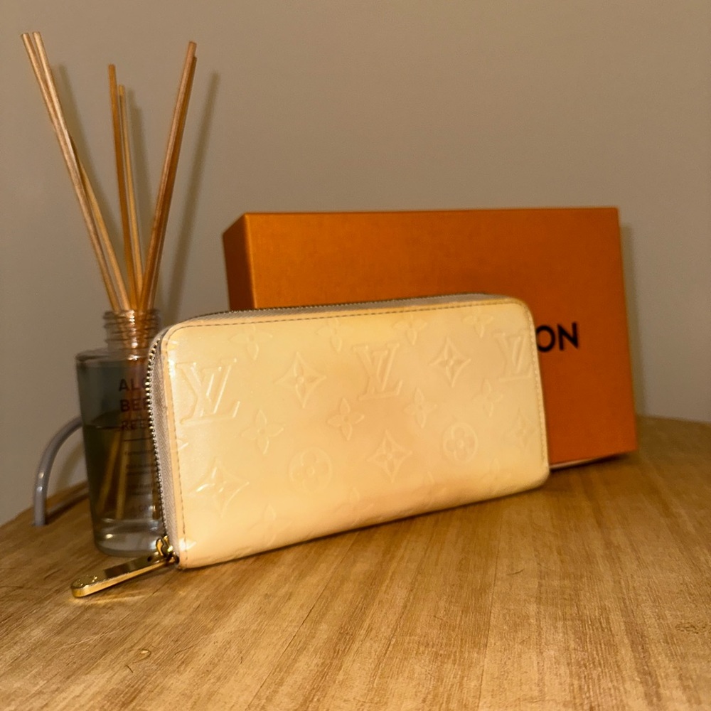 Louis Vuitton Zippy Wallet in Vernis Cream
